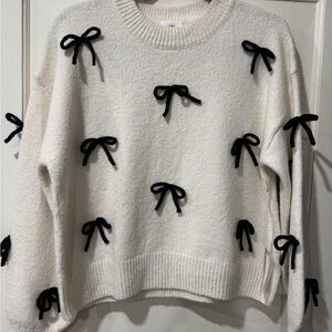 Luna Ivy Chic White Sweater with Black Bow Accents